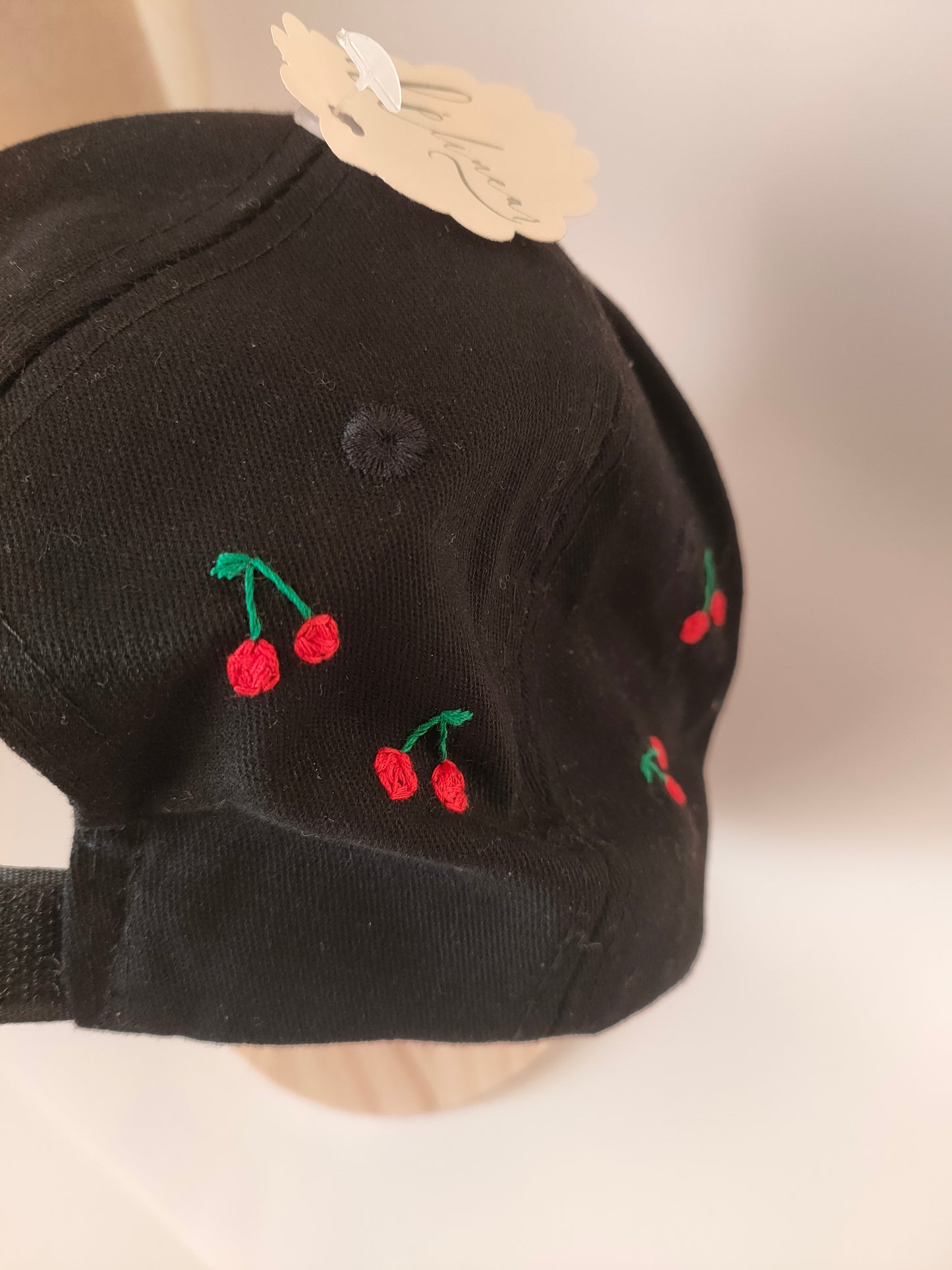 Boné Preto Bordado com Cerejas