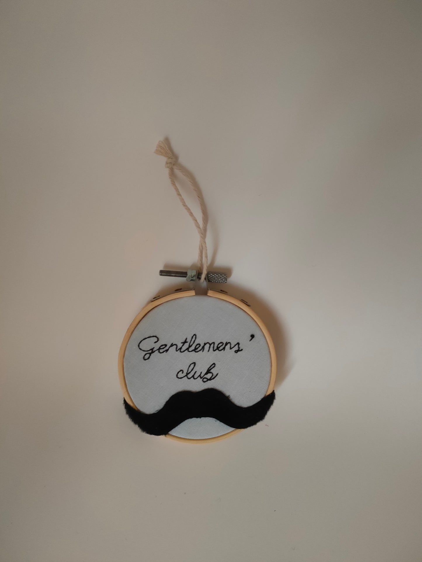 Bastidor Bordado "Gentlemen’s" com Bigode, 8cm