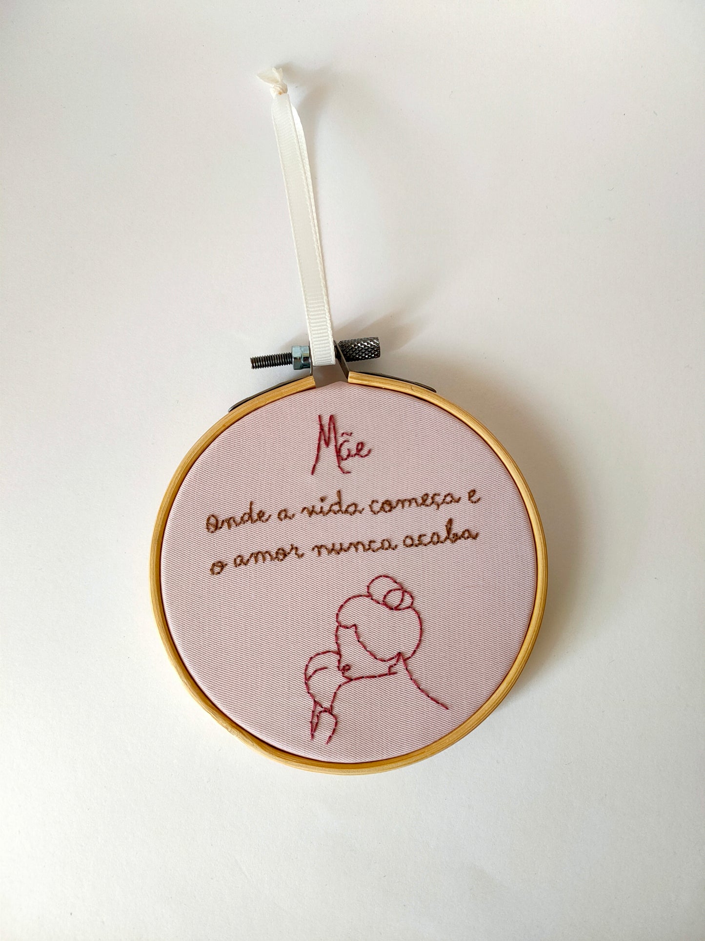 Bastidor Bordado "Mãe – Onde a Vida Começa e o Amor Nunca Acaba"