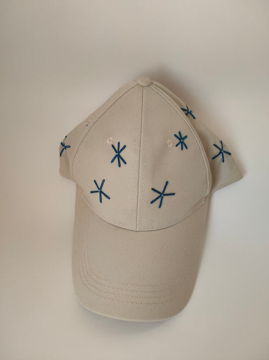 Boné Bege Bordado com Flores Azuis