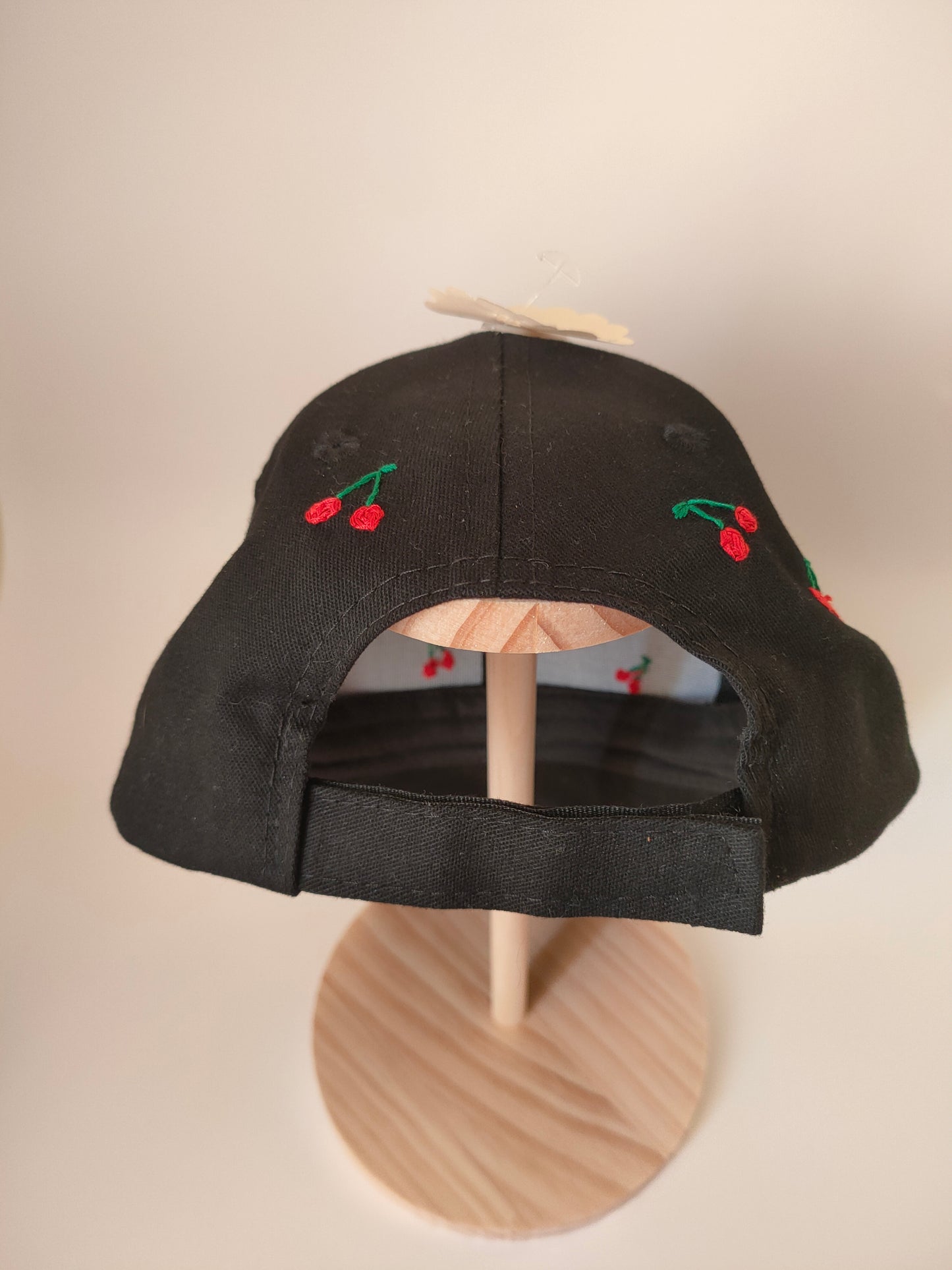 Boné Preto Bordado com Cerejas