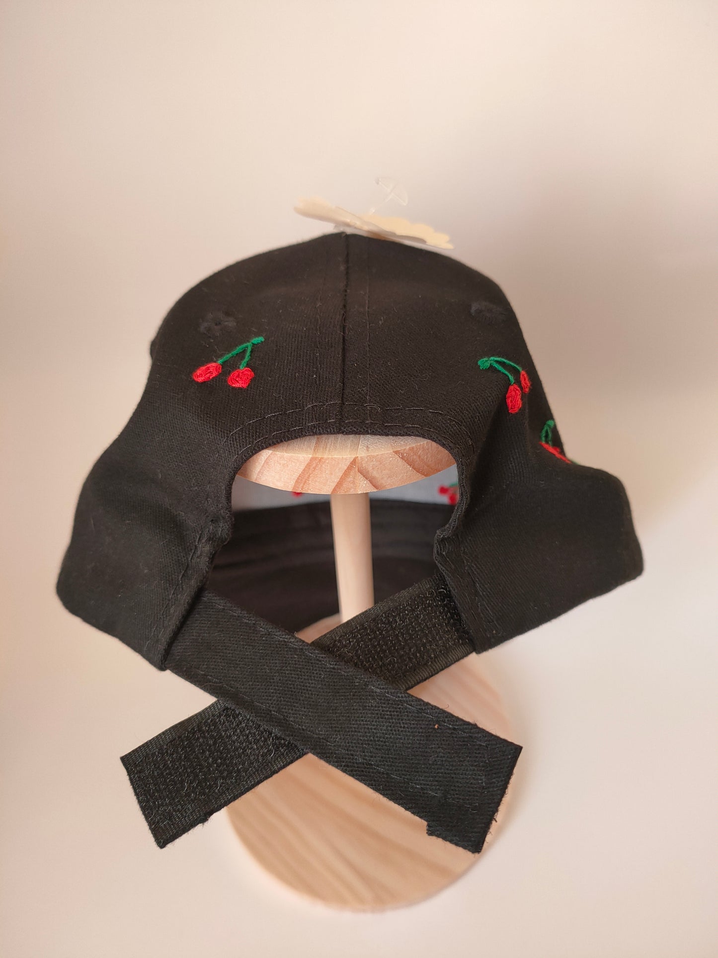 Boné Preto Bordado com Cerejas
