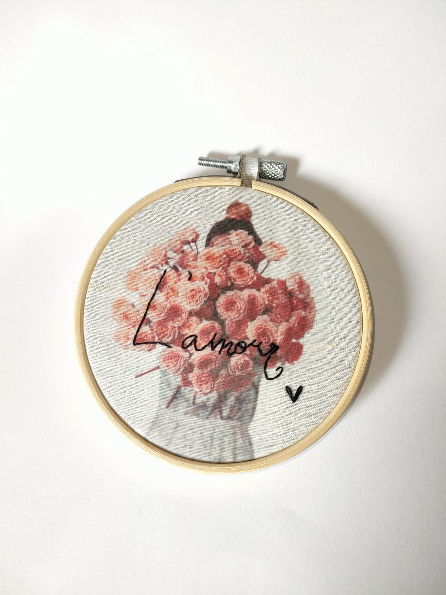 Bastidor Fotobordado “L’amour” – Bouquet de Flores Bordado à Mão | 10cm