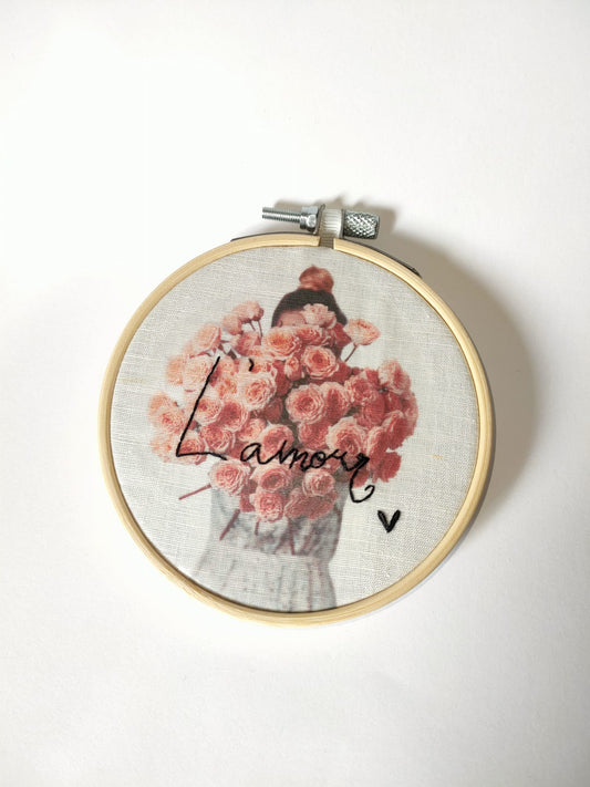 Bastidor Fotobordado “L’amour” – Bouquet de Flores Bordado à Mão | 10cm