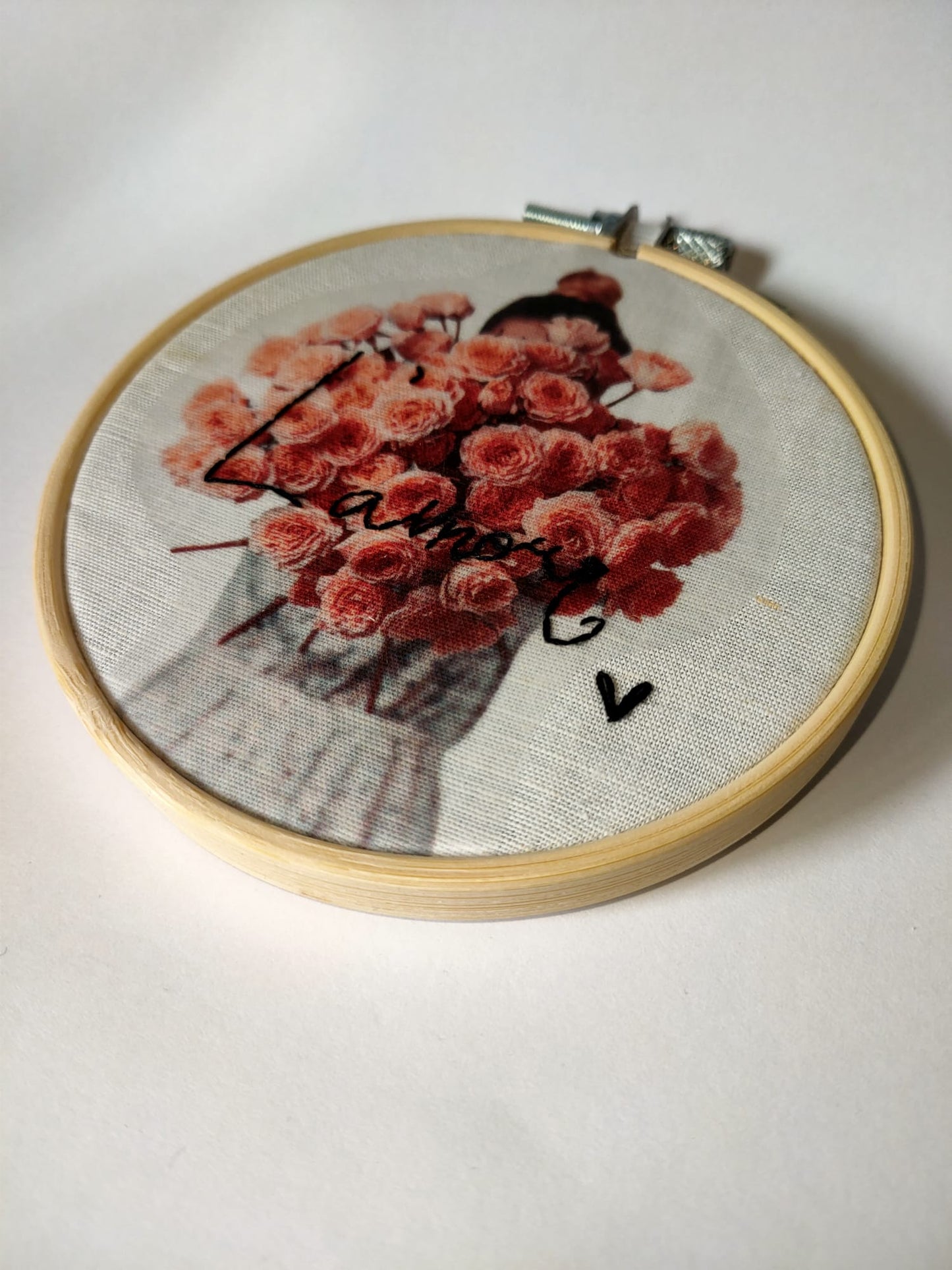 Bastidor Fotobordado “L’amour” – Bouquet de Flores Bordado à Mão | 10cm