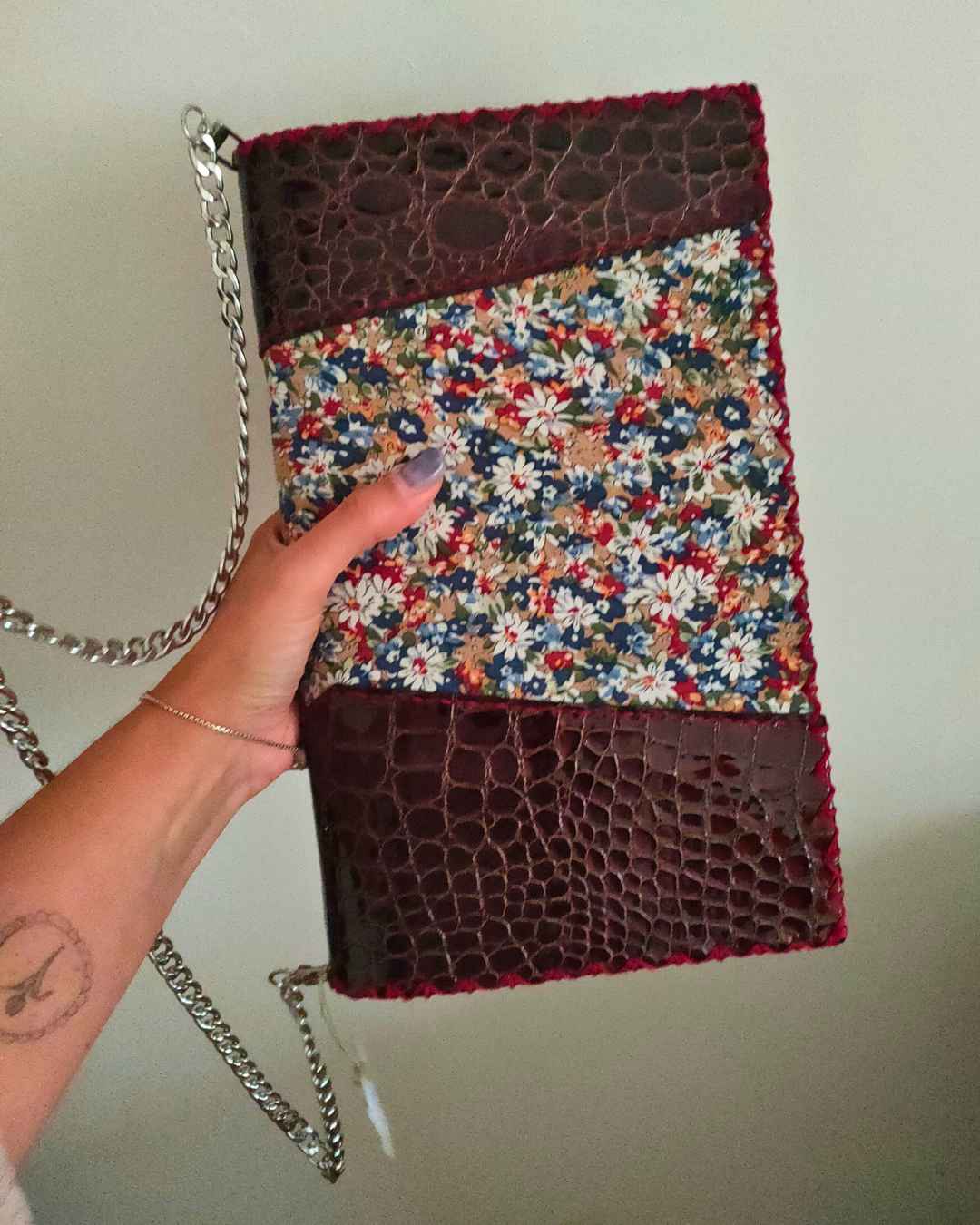 Clutch Porto couro e tecido florido