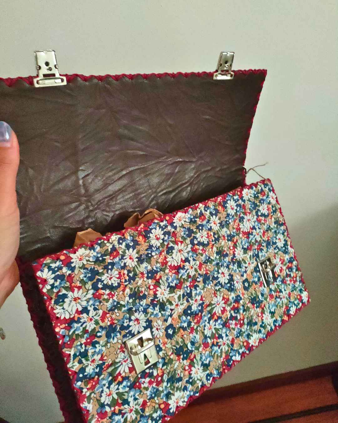 Clutch Porto couro e tecido florido