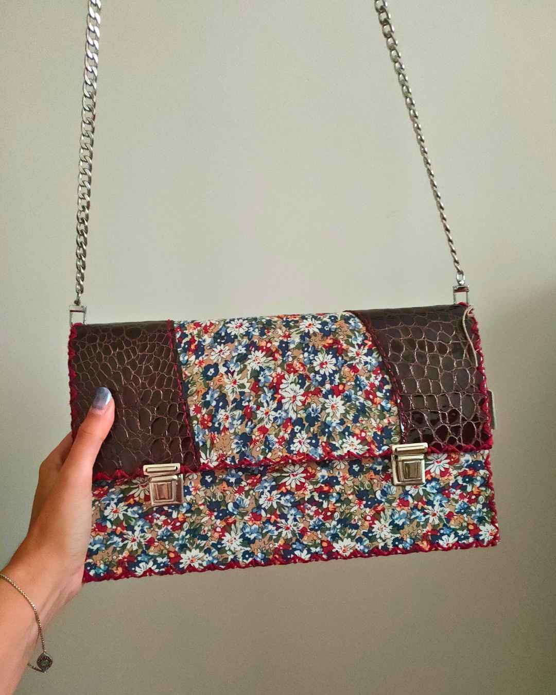 Clutch Porto couro e tecido florido
