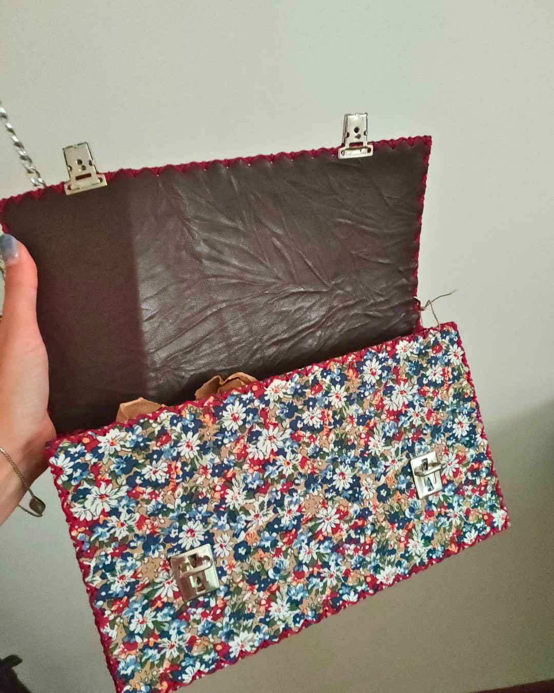 Clutch Porto couro e tecido florido