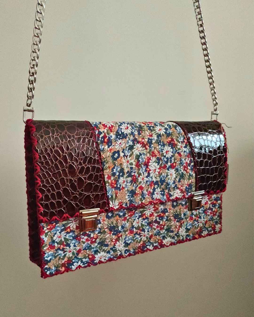 Clutch Porto couro e tecido florido
