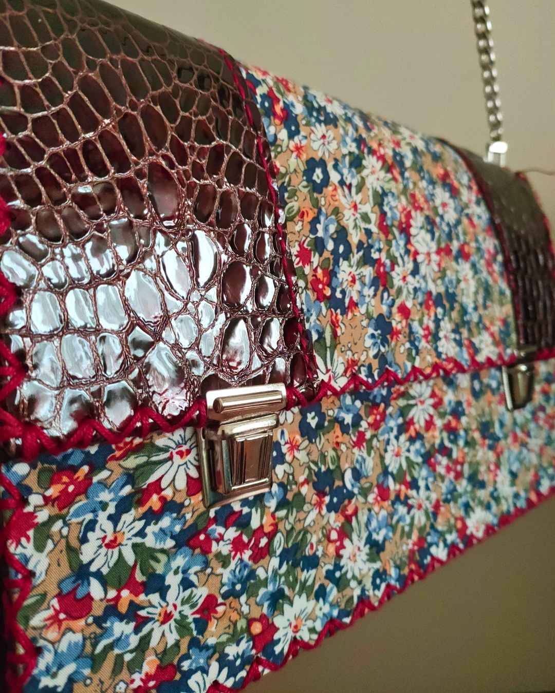 Clutch Porto couro e tecido florido