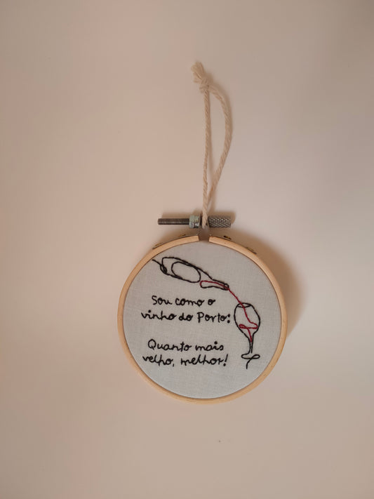 Bastidor Bordado "Sou Como o Vinho do Porto", 8cm