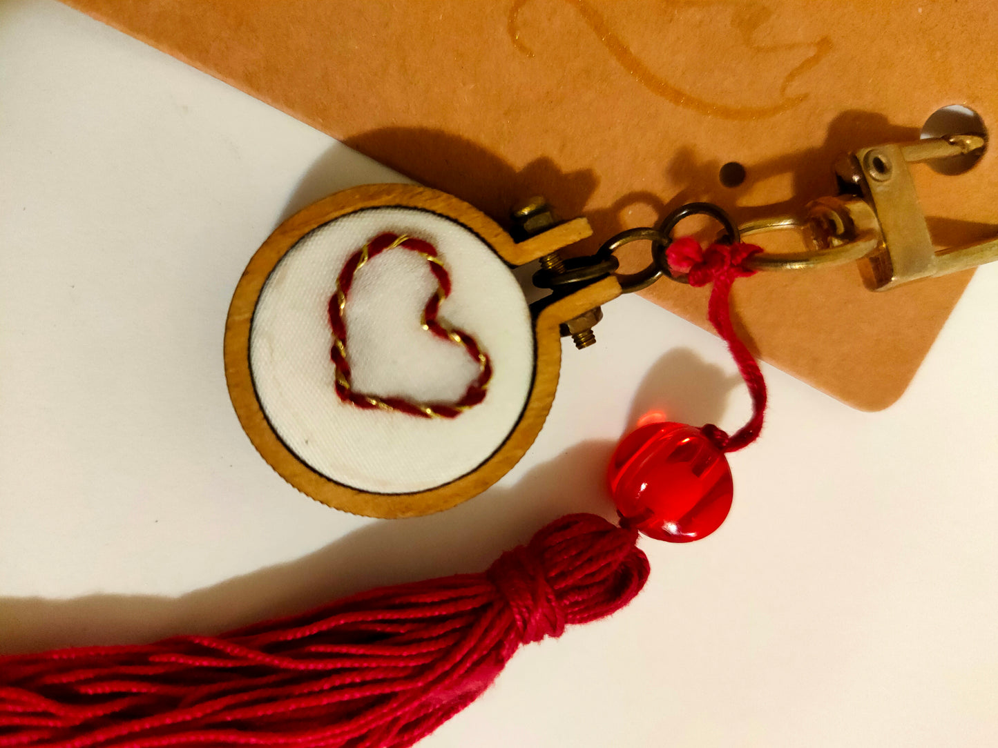 Porta-Chaves Mini Bastidor com Coração Bordado