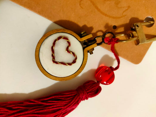 Porta-Chaves Mini Bastidor com Coração Bordado