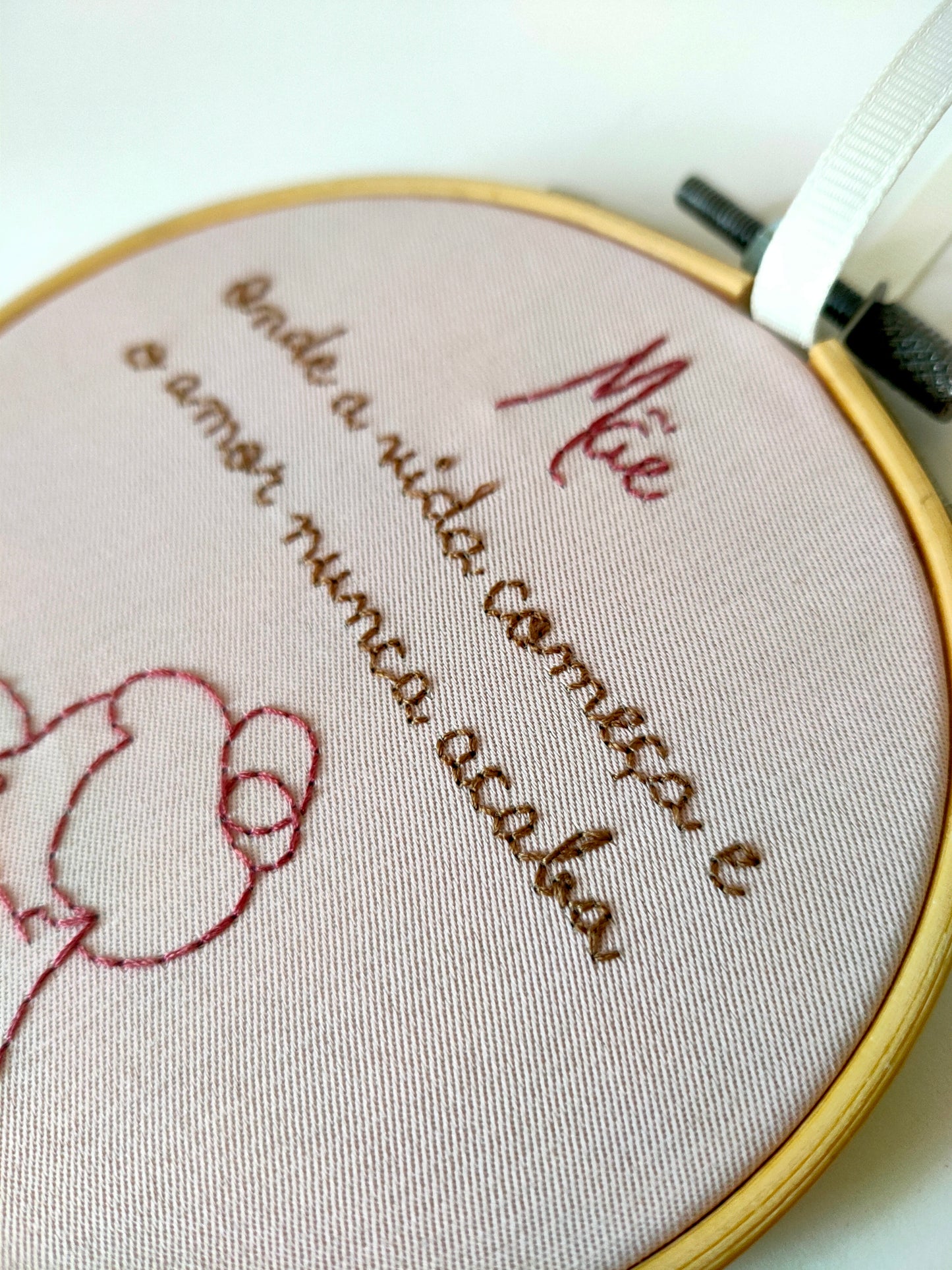 Bastidor Bordado "Mãe – Onde a Vida Começa e o Amor Nunca Acaba"