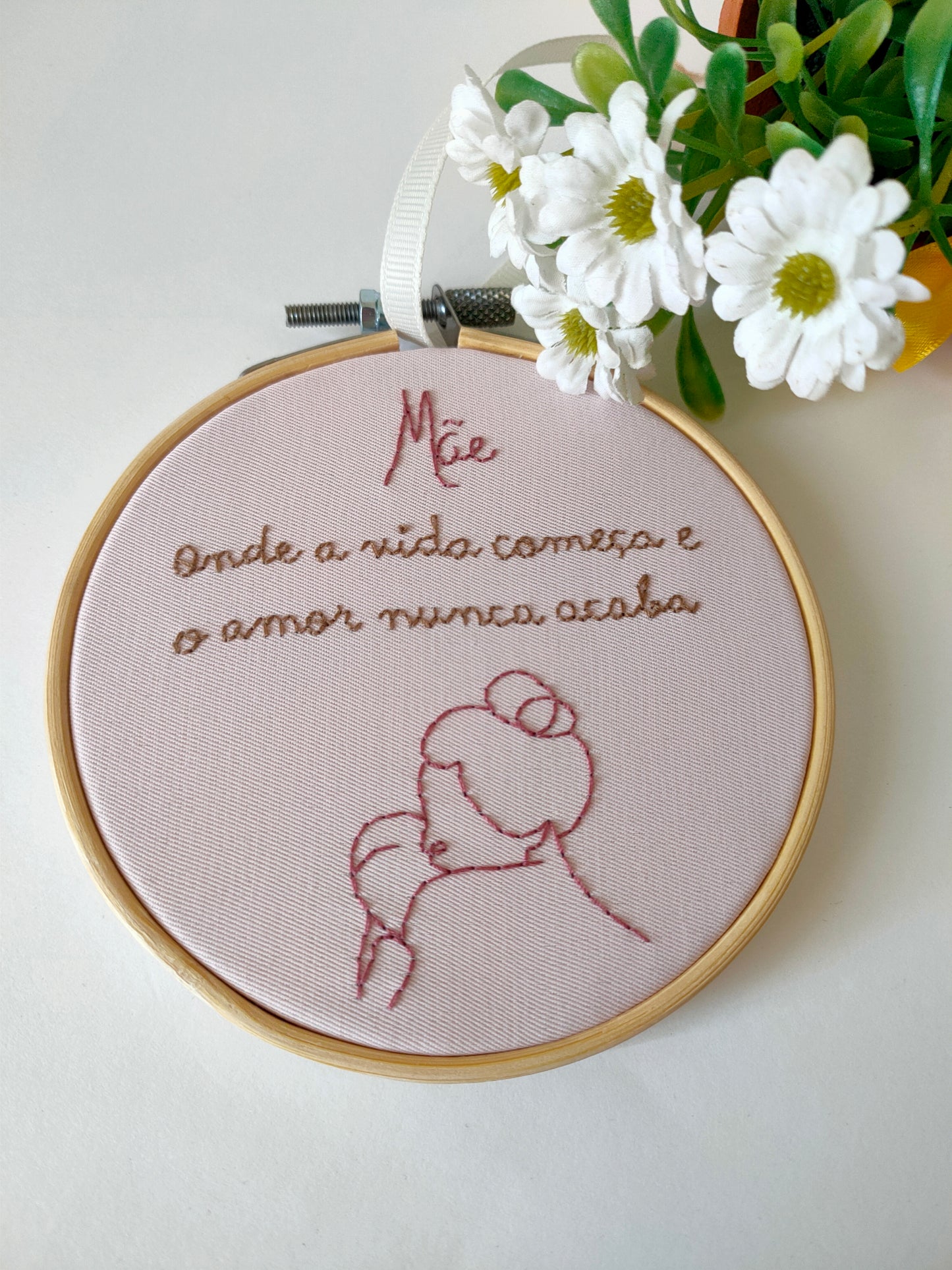 Bastidor Bordado "Mãe – Onde a Vida Começa e o Amor Nunca Acaba"