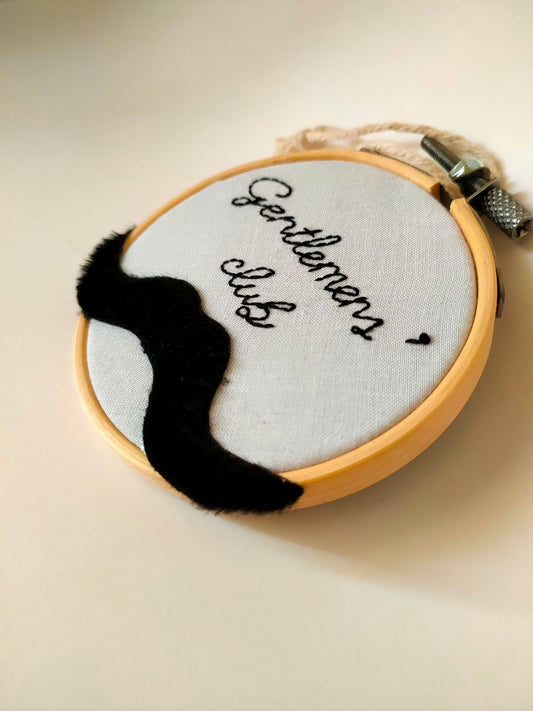Bastidor Bordado "Gentlemen’s" com Bigode, 8cm
