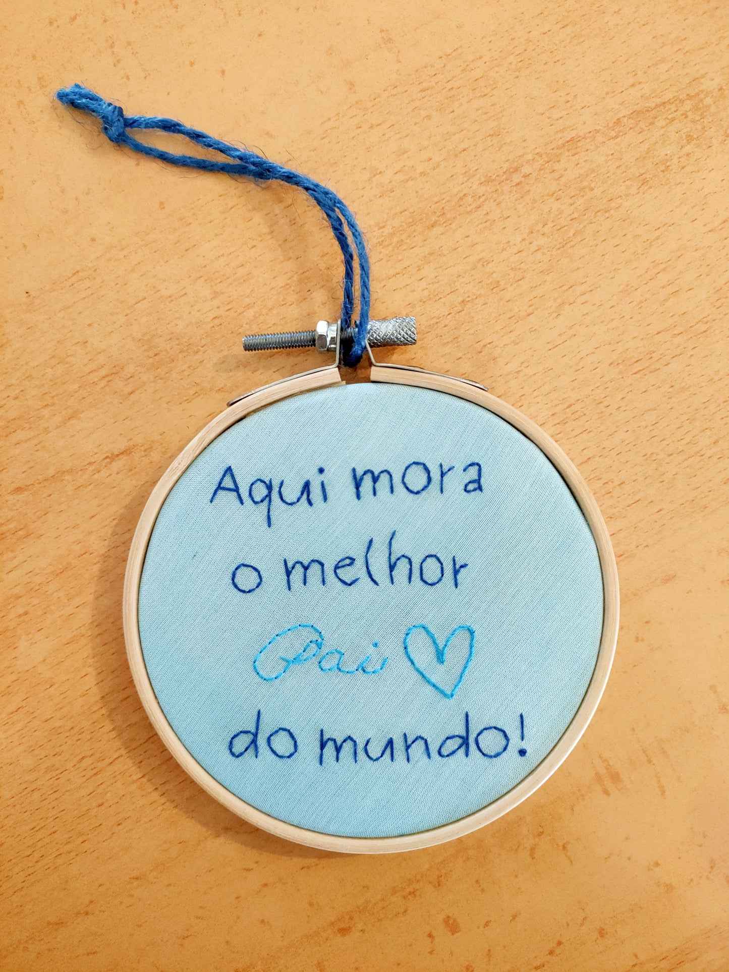 Bastidor Bordado "Aqui Mora o Melhor Pai do Mundo" – 10cm