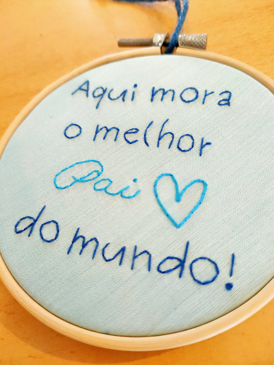 Bastidor Bordado "Aqui Mora o Melhor Pai do Mundo" – 10cm