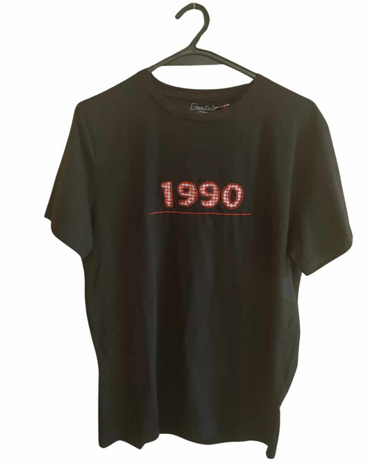 T-shirt Preta Bordada "1990"