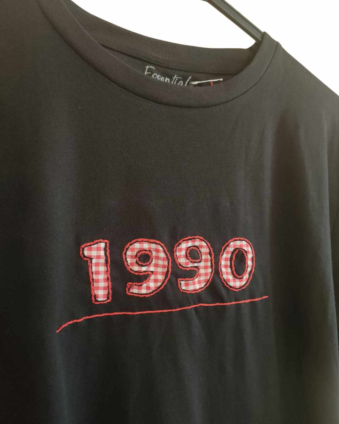T-shirt Preta Bordada "1990"